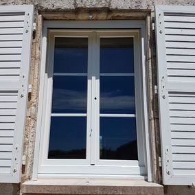 fenêtre blanche en aluminium