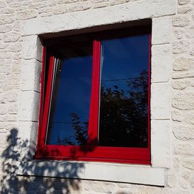 fenêtre rouge en aluminium